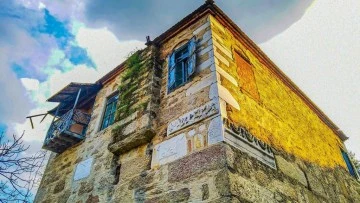 Bu ev tarihin izlerini &uuml;zerinde taşıyor