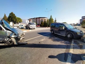 Buharkent&rsquo;te 2 ara&ccedil; &ccedil;arpıştı: 3 yaralı