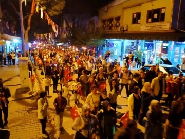 Buharkent'te Cumhuriyet&rsquo;in 100. yıl kutlamaları fener alayı ile ta&ccedil;landı