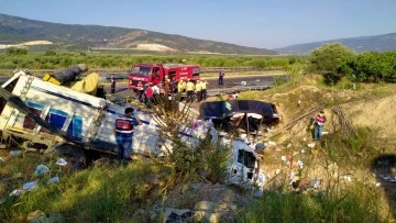 Buharkent'te feci kaza: 2 &ouml;l&uuml;, 2 ağır yaralı