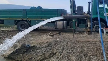 Buharkent&rsquo;teki 2 kuyudan saatte 104 litre su &ccedil;ıkıyor
