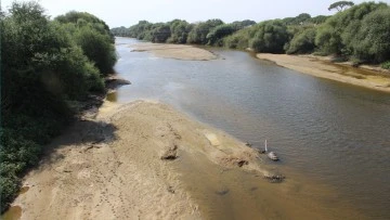 B&uuml;y&uuml;k Menderes Nehri kurudu, &uuml;reticiler endişeli
