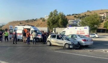 &Ccedil;akırbeyli Kavşağı'nda kaza 3 yaralı