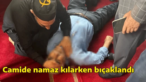 Camide namaz kılarken bı&ccedil;aklandı