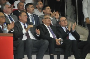 CHP'nin kongresinde B&uuml;lb&uuml;l'&uuml;n y&uuml;z&uuml; g&uuml;lmedi