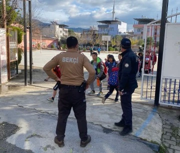 &Ccedil;ine&rsquo;de okul &ouml;nleri polisle g&uuml;venli