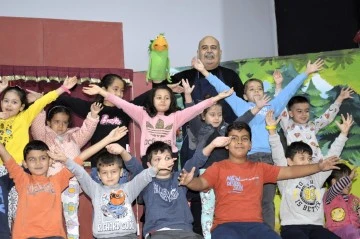 &Ccedil;ineli &ccedil;ocuklar kukla show ile doyasıya eğlendi