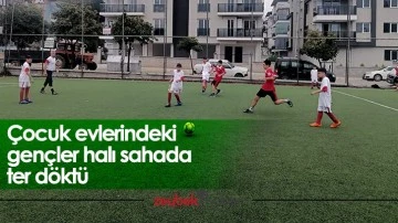 &Ccedil;ocuk evlerindeki gen&ccedil;ler halı sahada ter d&ouml;kt&uuml;