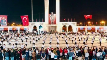 Cumhuriyetin 100. yılında Didim&rsquo;de 100 kişiyle zeybek g&ouml;sterisi