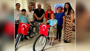 Depremzede &ouml;ğrencilere anlamlı karne hediyesi