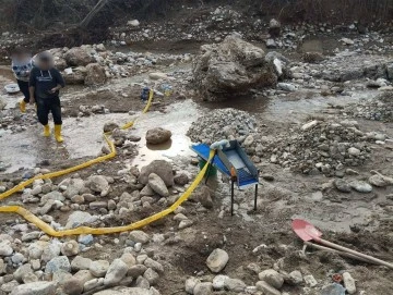 Dere yatağında izinsiz altın arayan 6 ş&uuml;pheli yakalandı
