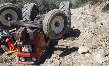 Devrilen trakt&ouml;r&uuml;n altından yardım istedi
