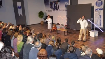 Didim'de 'D&uuml;nya Tiyatrolar G&uuml;n&uuml;' oyunla kutlandı
