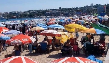 Didim&rsquo;de plajlarda adım atacak yer kalmadı