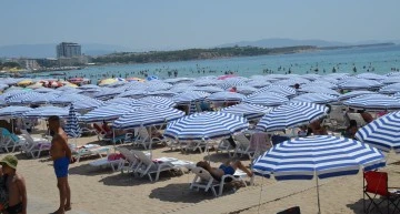 Didim'de sıcak hava bunalttı, tatilciler plaja akın etti