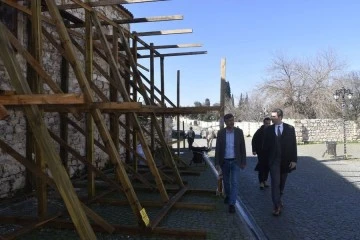 Didim Kaymakamı Kuruca, tarihi binadaki restorasyonu inceledi