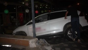 Direksiyon hakimiyeti kaybeden s&uuml;r&uuml;c&uuml; otomobille kafeye girdi