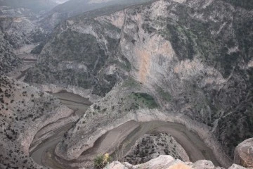 Doğal g&uuml;zelliği ile dikkat &ccedil;eken kanyon kurudu