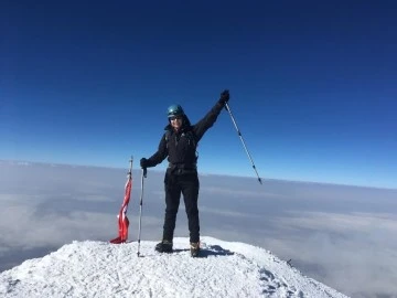 D&uuml;nyanın &ccedil;atısına T&uuml;rk bayrağını dikmek istiyor