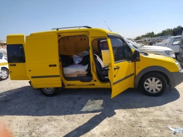 Dur ihtarına uymayan ara&ccedil;ta 13 d&uuml;zensiz g&ouml;&ccedil;men yakalandı