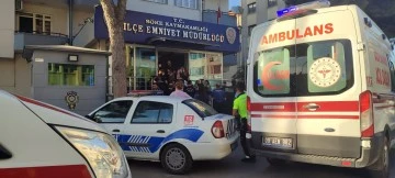 D&uuml;zensiz g&ouml;&ccedil;menler kavga etti, polis biber gazıyla m&uuml;dahale etti