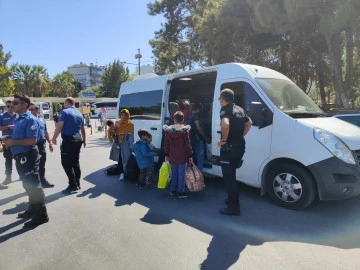 D&uuml;zensiz g&ouml;&ccedil;menlerin cevabı polisi bile şaşırttı
