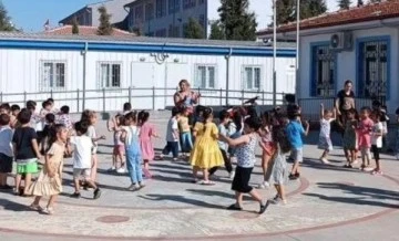 Efeler&rsquo;de geleneksel oyunlar, okul bah&ccedil;elerine &ccedil;izildi