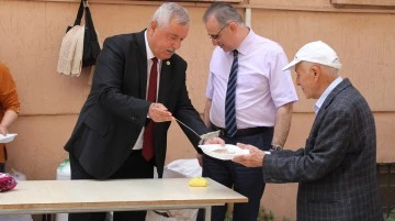 Efeler Ziraat Odası&rsquo;ndan bin 500 kişilik keşkek ve pilav hayrı