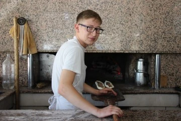 Ekmeğini ateşten &ccedil;ıkartıyor