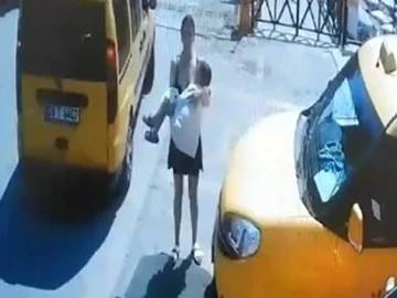 Epilepsi n&ouml;beti ge&ccedil;iren &ccedil;ocuğu taksicilerin ıslak diye almadığı iddiası