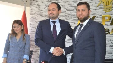 Eşiyok: Mustafa Savaş'a rakip olmak haddimiz değil
