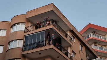 Evin tapusu &uuml;zerine yapılmayınca balkondan atlamak istedi