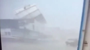 Fırtınaya dayanamayan bir binanın &ccedil;atısı saniyeler i&ccedil;inde yok oldu