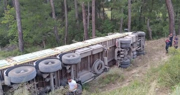 Freni boşalarak devrilen kamyonun s&uuml;r&uuml;c&uuml; hayatını kaybetti
