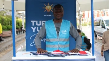 Ganalı Zakariya hemşire, AK Parti'nin se&ccedil;im &ccedil;alışmalarına destek veriyor