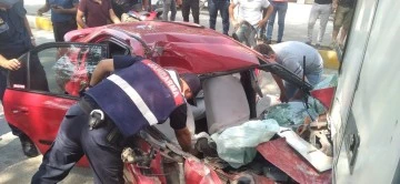 Gaz pedalı takılı kalan otomobil kamyonete &ccedil;arptı: 2 yaralı