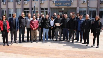 Gazeteciler adliye &ouml;n&uuml;ndeki saldırıyı kınadı