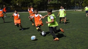 Geleceğin futbolcuları &Ccedil;ine'de yetişiyor