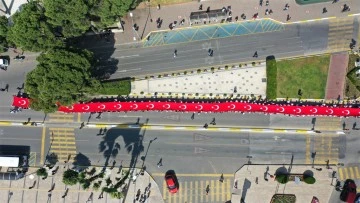 Gen&ccedil;lerden 100 metrelik dev T&uuml;rk bayrağı
