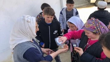 Gen&ccedil;lerden k&ouml;y&uuml;n yaşlılarını duygulandıran hareket