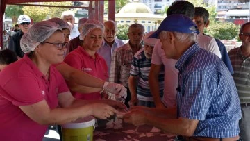 Germencik Belediyesi vatandaşlara aşure ikramında bulundu