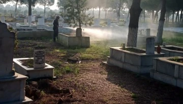 Germencik'teki mezarlıklarda bayram temizliği