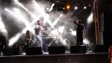 Germencikli gen&ccedil;ler konserde doyasıya eğlendi