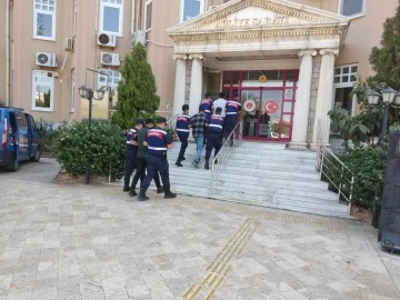 G&ouml;&ccedil;menler kamyon kasasında yakalandı, 3 organizat&ouml;r tutuklandı