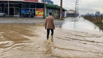G&ouml;le d&ouml;nen yolda d&uuml;şen plakasını aradı