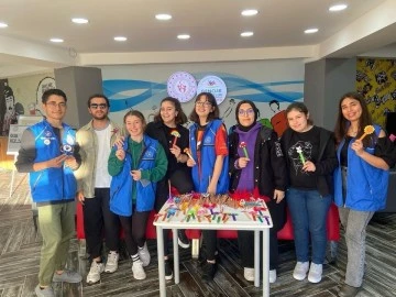 G&ouml;n&uuml;ll&uuml; &ouml;ğrenciler, minik kardeşleri i&ccedil;in kolları sıvadı