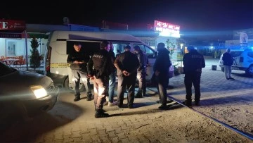 G&uuml;r&uuml;lt&uuml; yapan esnaf arkadaşını pompalı t&uuml;fekle yaraladı