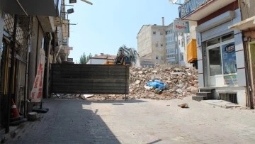 Haftalardır bitmeyen yıkım b&ouml;lge esnafını zora soktu