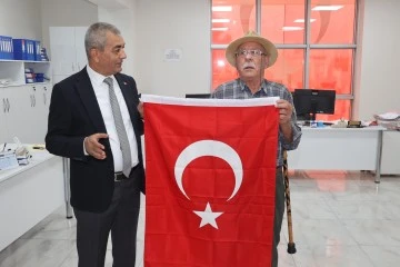 Hasan dede "Bayrak" Şiiri ile Başkan Kaplan&rsquo;ı duygulandırdı