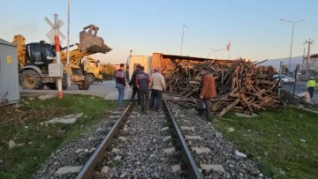 Hemzemin ge&ccedil;itte kamyon devrildi, seferler durdu